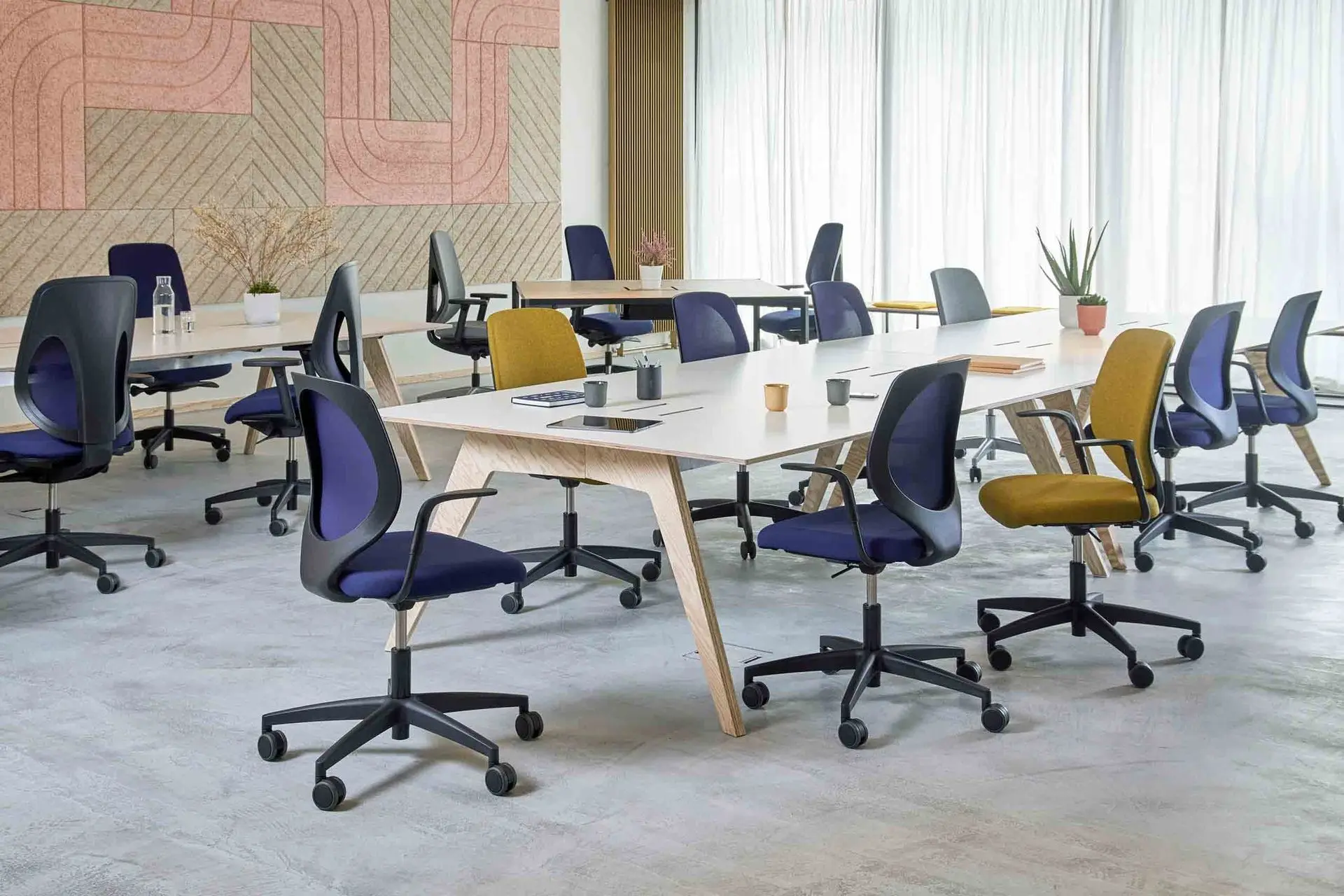 Collection de mobilier professionnel ergonomique et design pour tous les espaces de travail