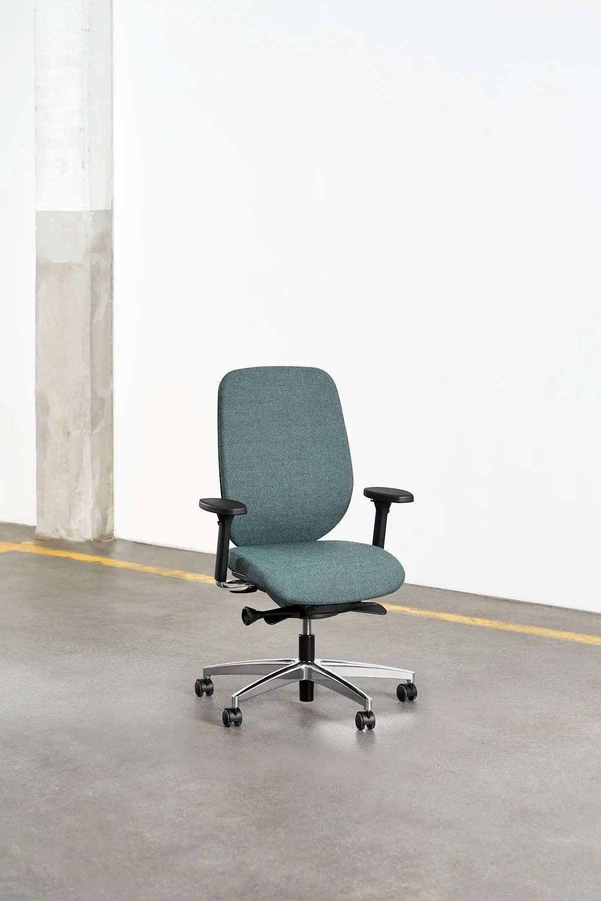 Siège ergonomique Giroflex, design moderne, soutien lombaire ajustable et assise confortable, idéal pour les espaces de travail professionnels