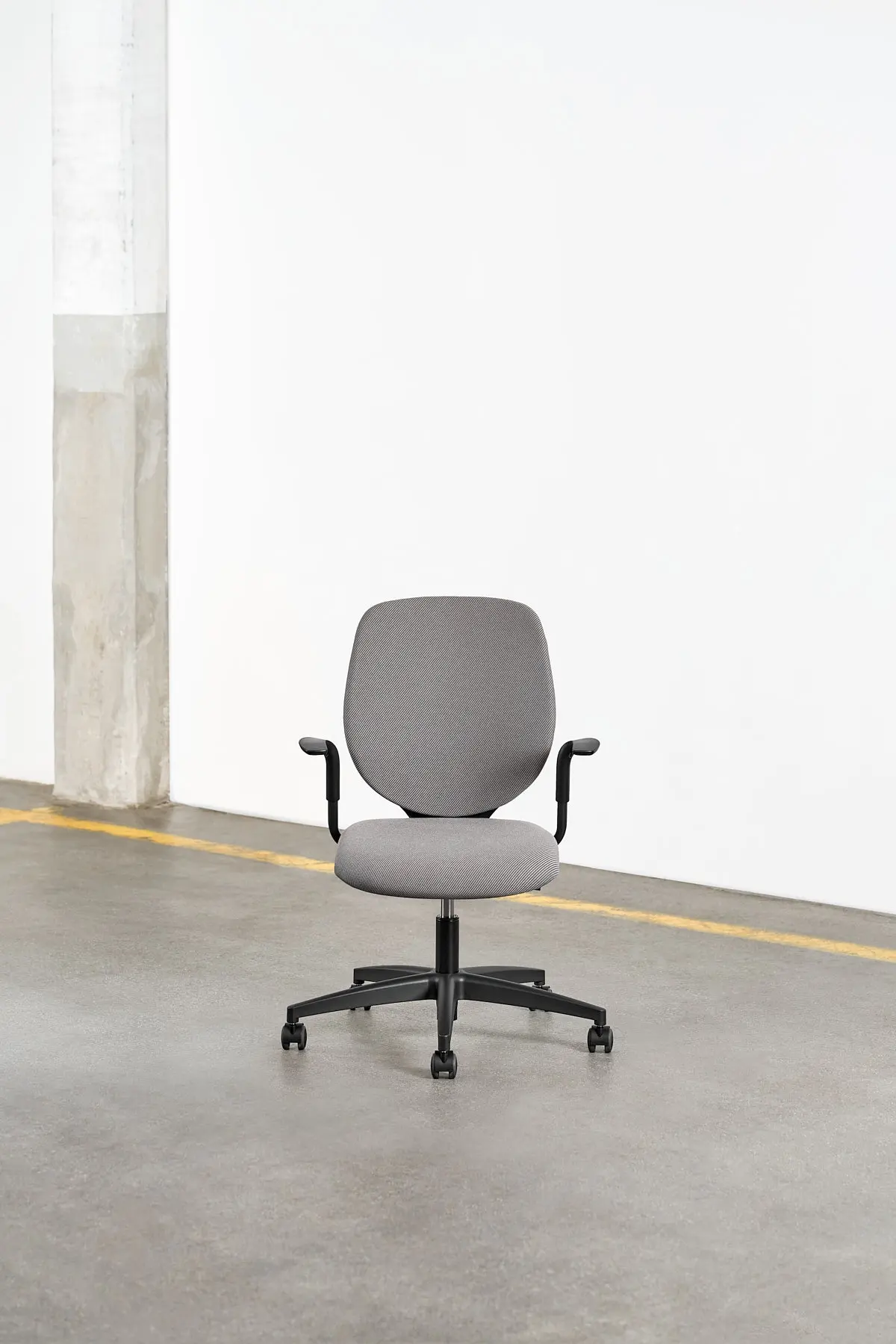 Siège ergonomique Giroflex, design moderne, soutien lombaire ajustable et assise confortable, idéal pour les espaces de travail professionnels