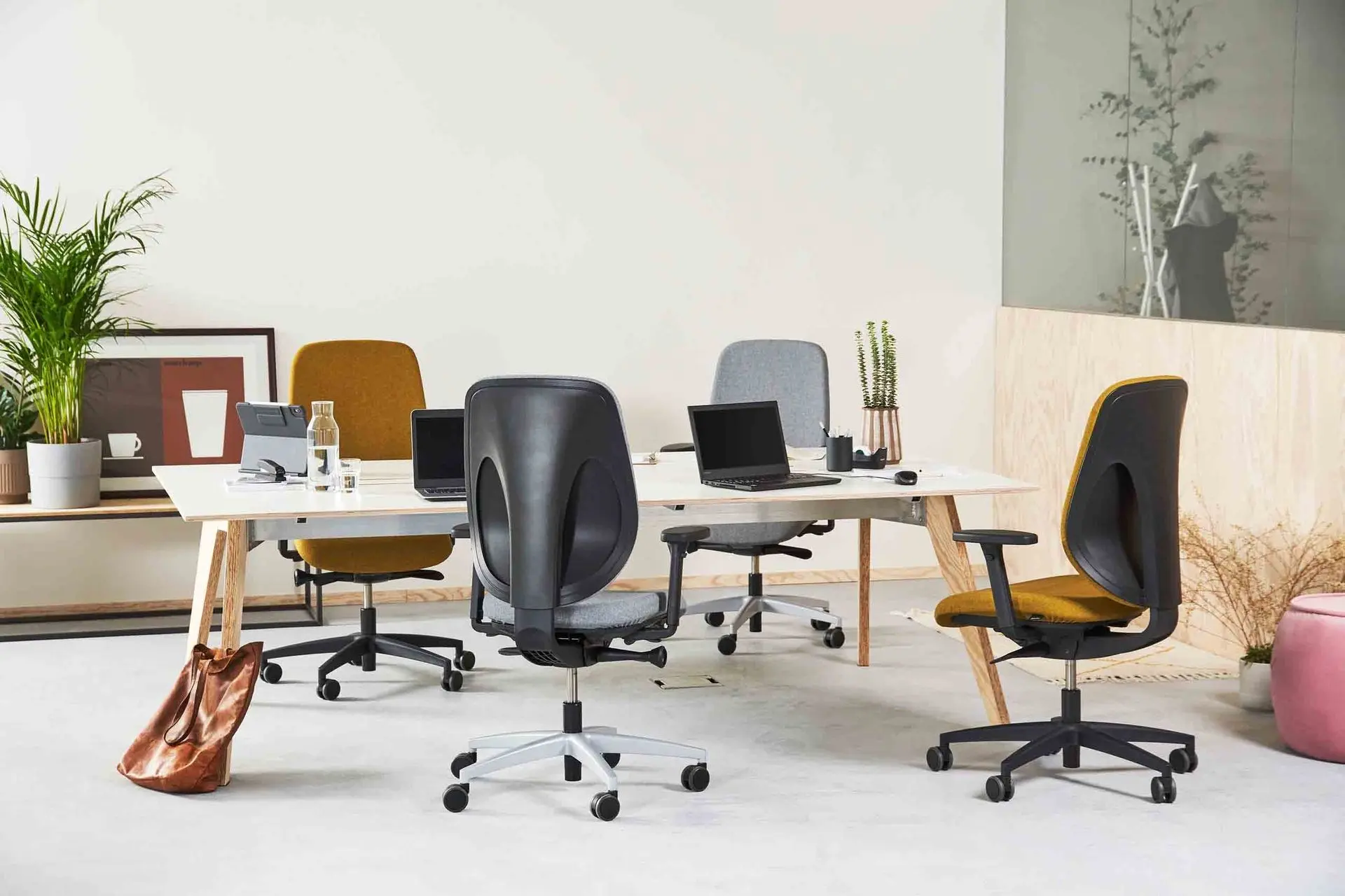 Siège ergonomique Giroflex, design moderne, soutien lombaire ajustable et assise confortable, idéal pour les espaces de travail professionnels
