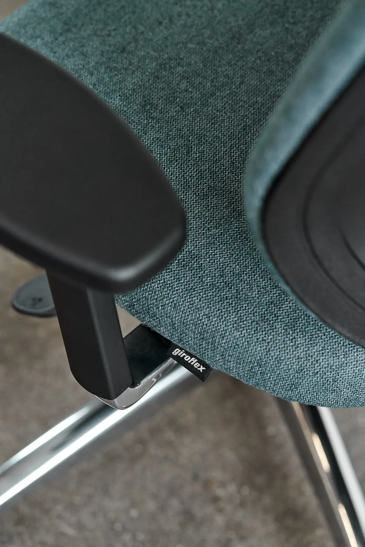 Siège ergonomique Giroflex, design moderne, soutien lombaire ajustable et assise confortable, idéal pour les espaces de travail professionnels
