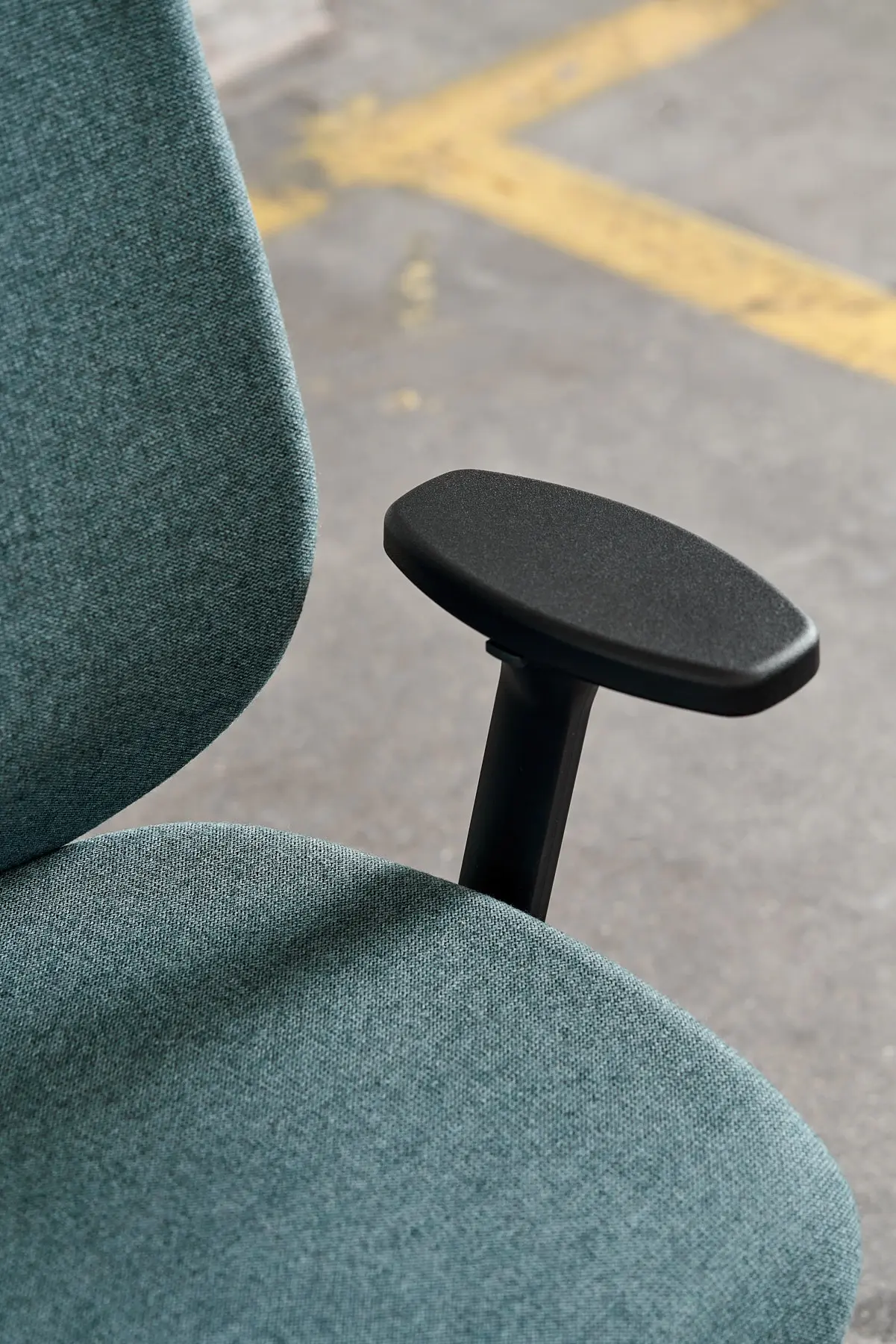 Siège ergonomique Giroflex, design moderne, soutien lombaire ajustable et assise confortable, idéal pour les espaces de travail professionnels