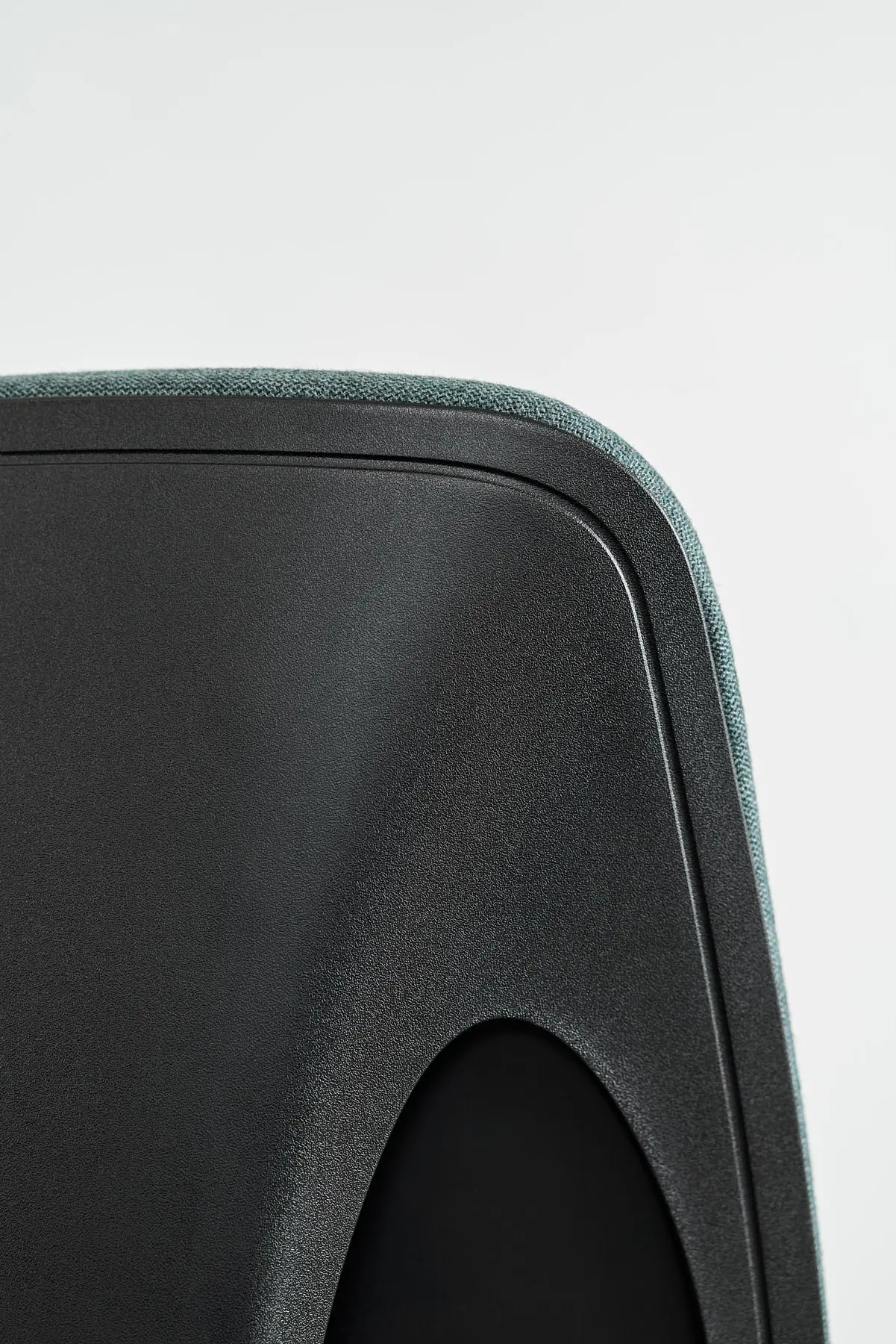 Siège ergonomique Giroflex, design moderne, soutien lombaire ajustable et assise confortable, idéal pour les espaces de travail professionnels