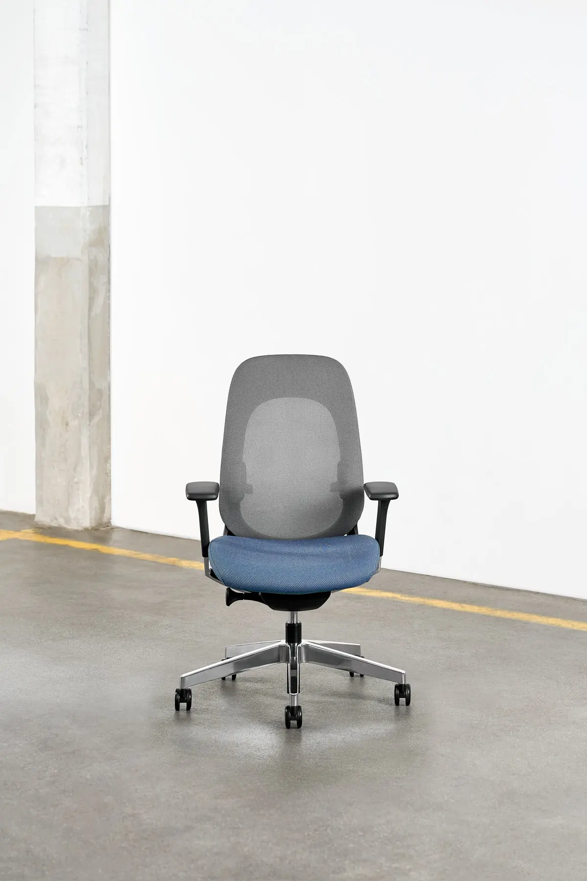 Siège ergonomique Giroflex, design moderne, soutien lombaire ajustable et assise confortable, idéal pour les espaces de travail professionnels