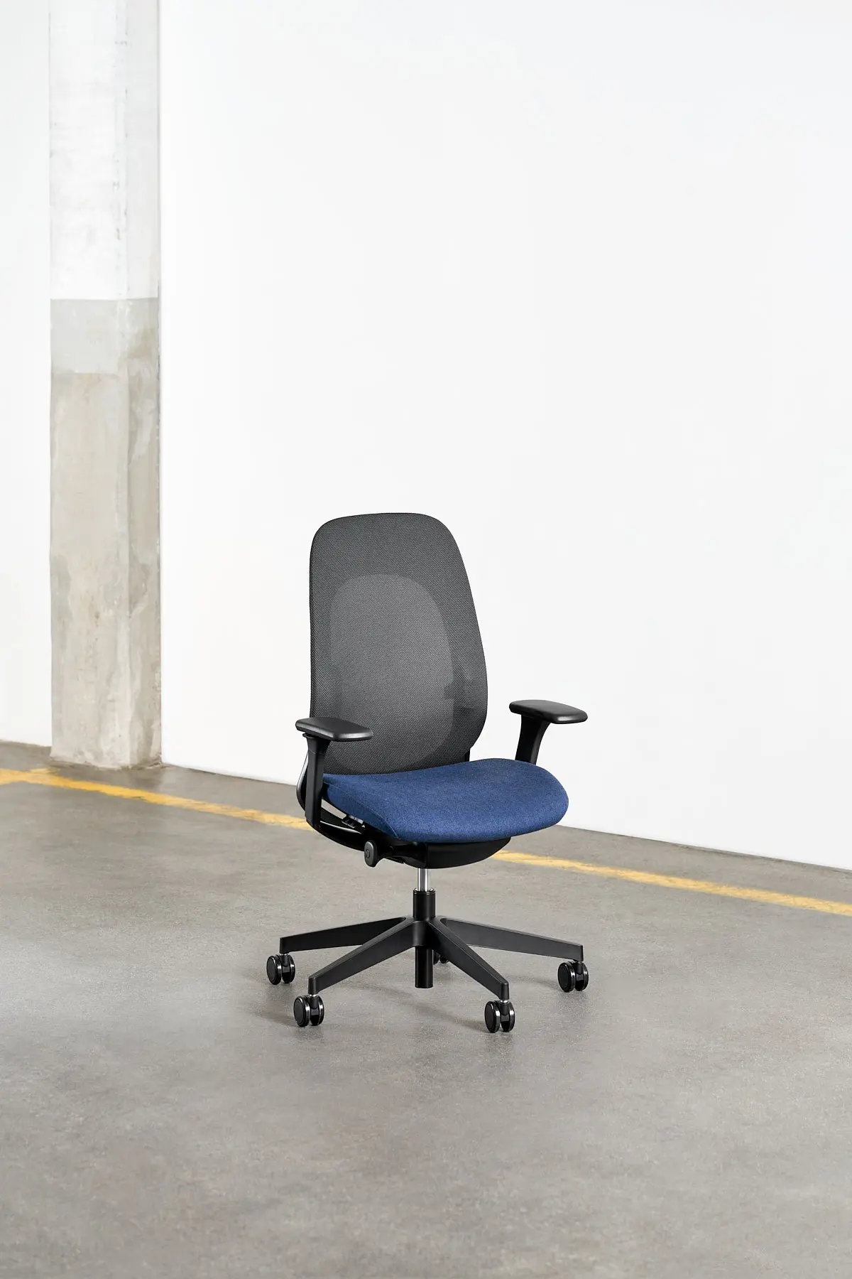 Siège ergonomique Giroflex, design moderne, soutien lombaire ajustable et assise confortable, idéal pour les espaces de travail professionnels