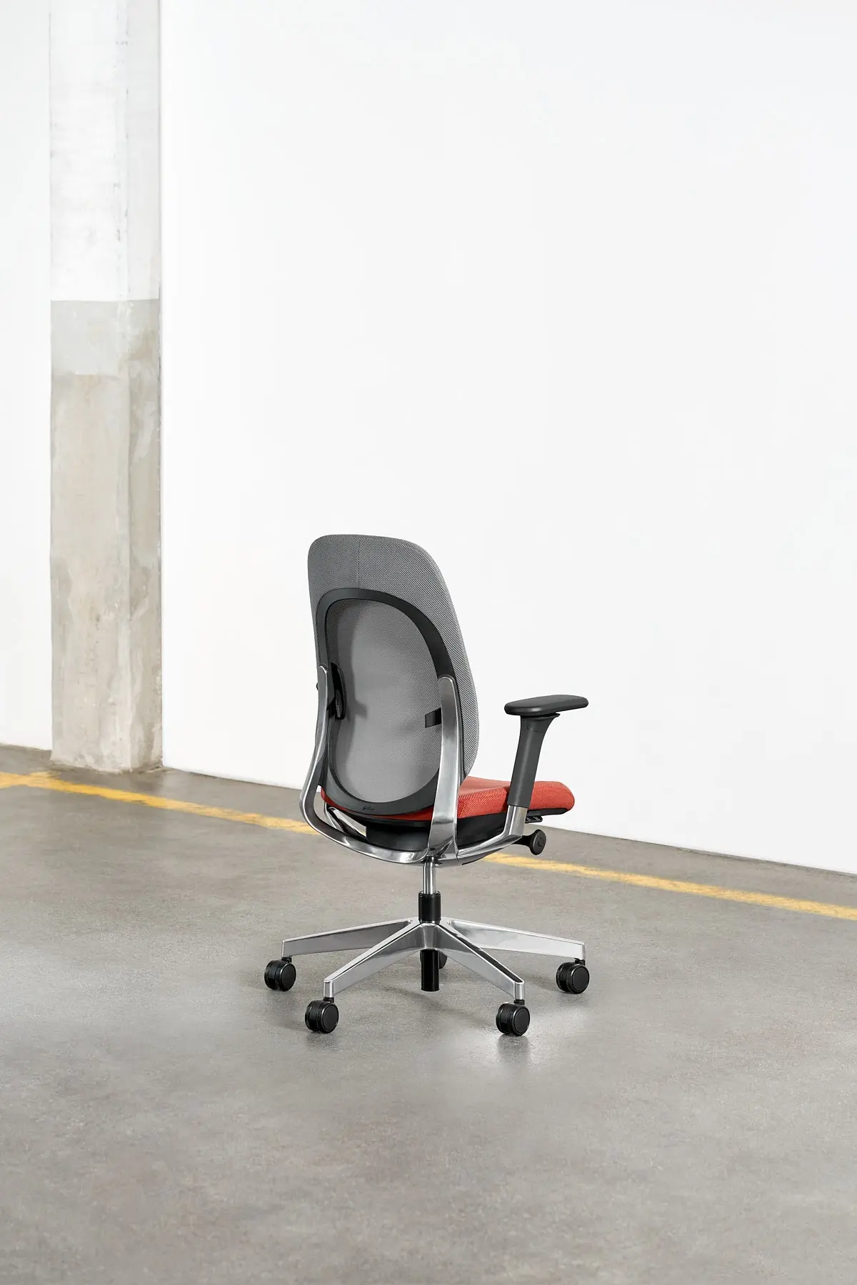 Siège ergonomique Giroflex, design moderne, soutien lombaire ajustable et assise confortable, idéal pour les espaces de travail professionnels