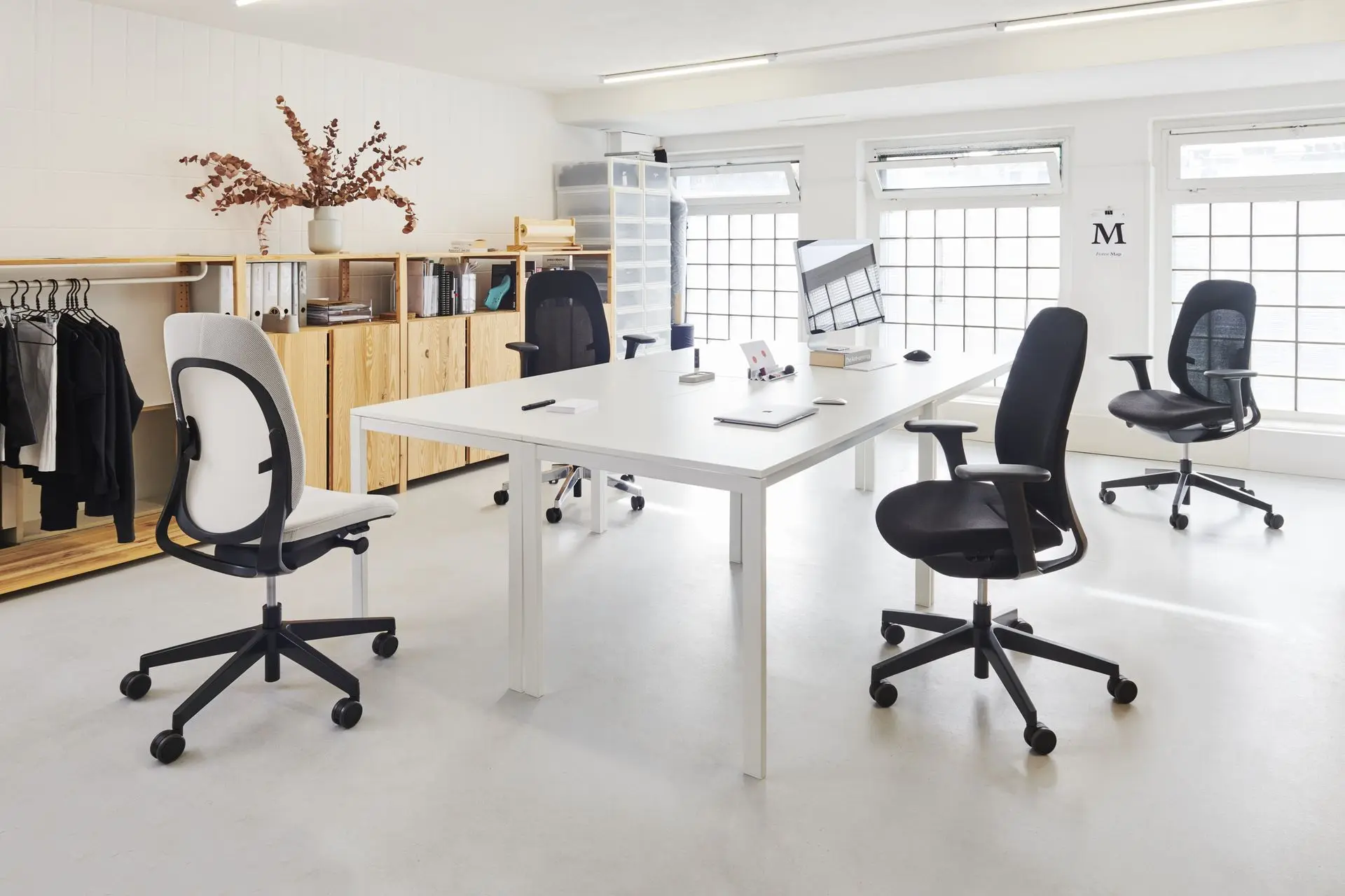 Siège ergonomique Giroflex, design moderne, soutien lombaire ajustable et assise confortable, idéal pour les espaces de travail professionnels
