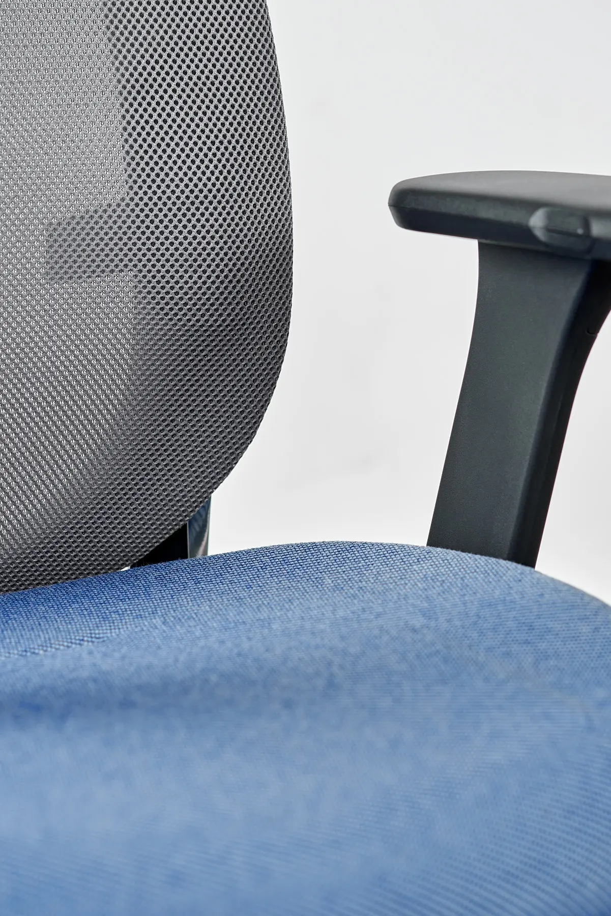Siège ergonomique Giroflex, design moderne, soutien lombaire ajustable et assise confortable, idéal pour les espaces de travail professionnels