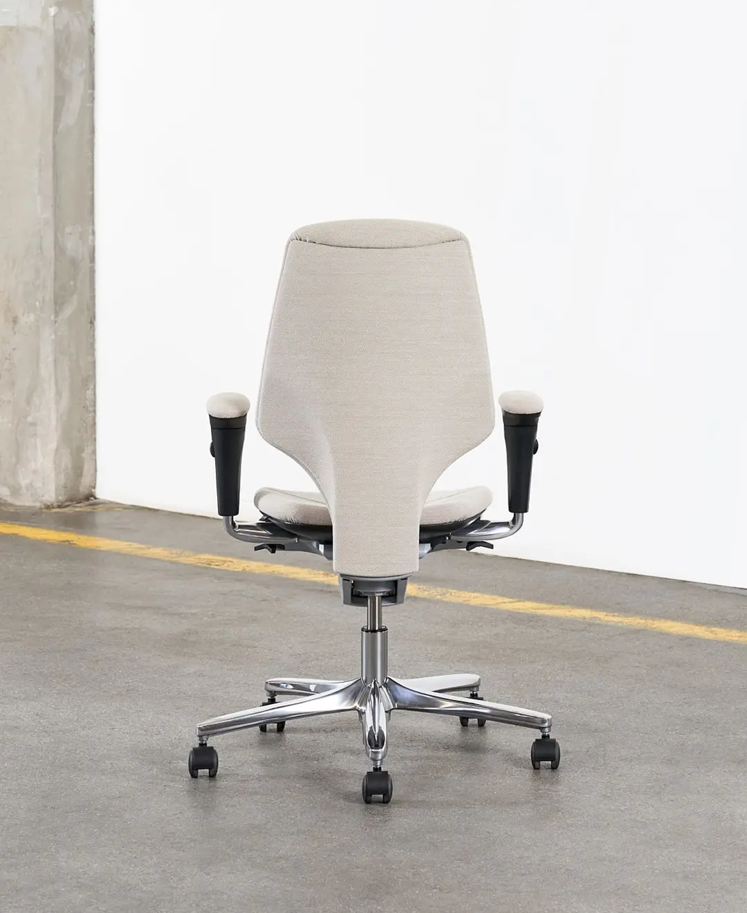 Siège ergonomique Giroflex, design moderne, soutien lombaire ajustable et assise confortable, idéal pour les espaces de travail professionnels