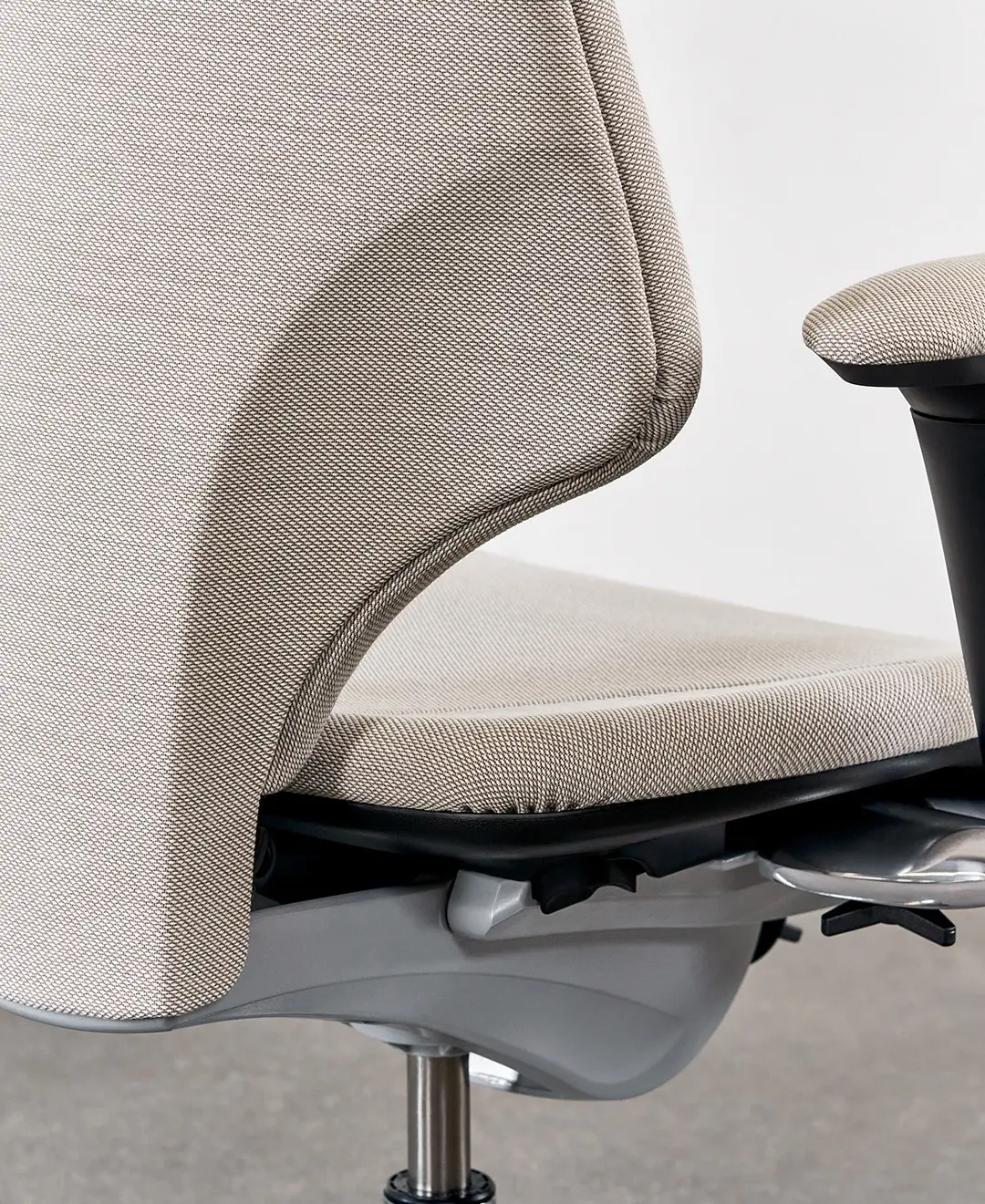Siège ergonomique Giroflex, design moderne, soutien lombaire ajustable et assise confortable, idéal pour les espaces de travail professionnels