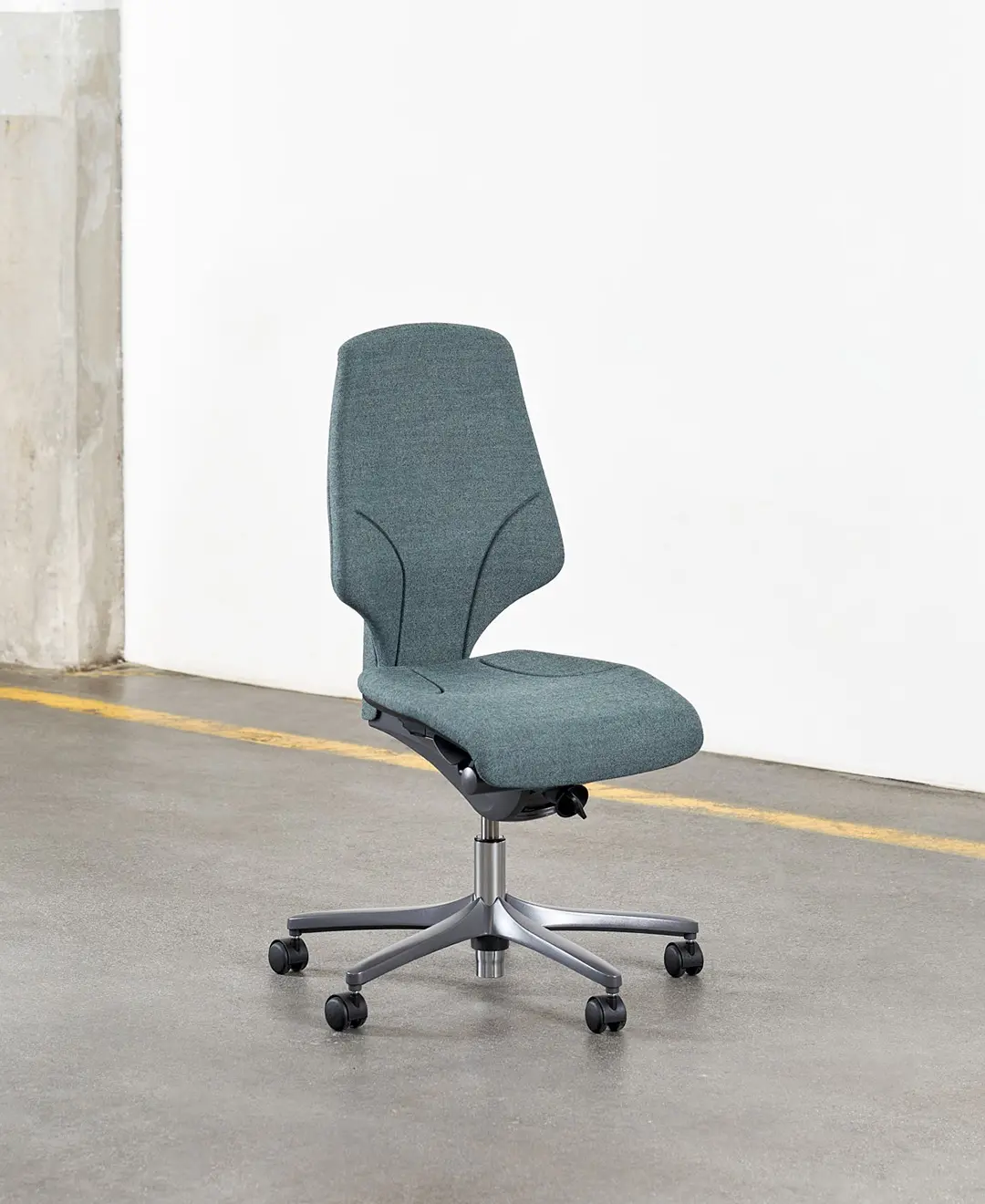 Siège ergonomique Giroflex, design moderne, soutien lombaire ajustable et assise confortable, idéal pour les espaces de travail professionnels
