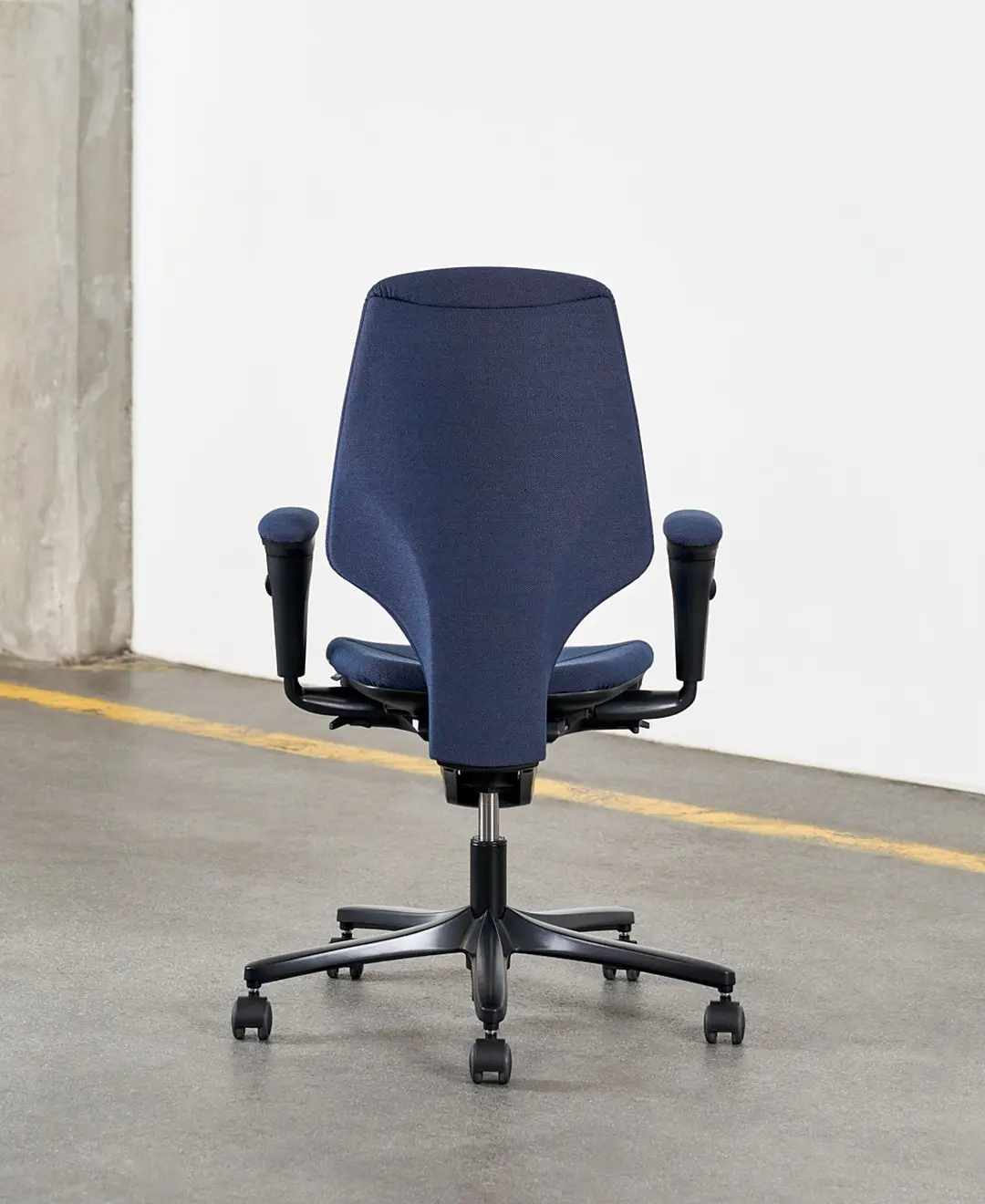 Siège ergonomique Giroflex, design moderne, soutien lombaire ajustable et assise confortable, idéal pour les espaces de travail professionnels