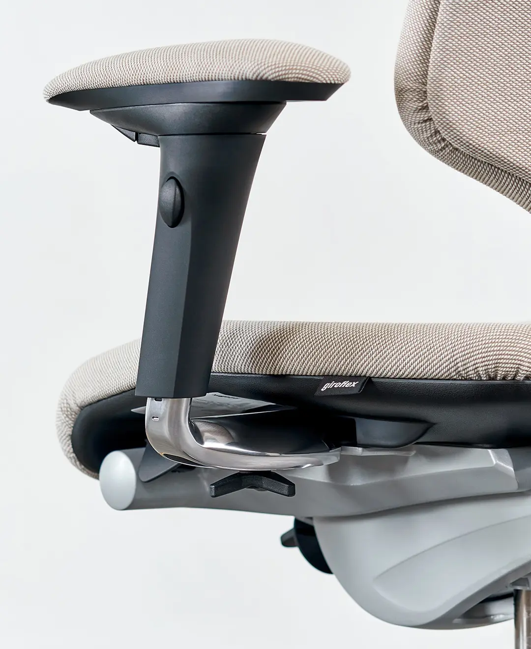 Siège ergonomique Giroflex, design moderne, soutien lombaire ajustable et assise confortable, idéal pour les espaces de travail professionnels