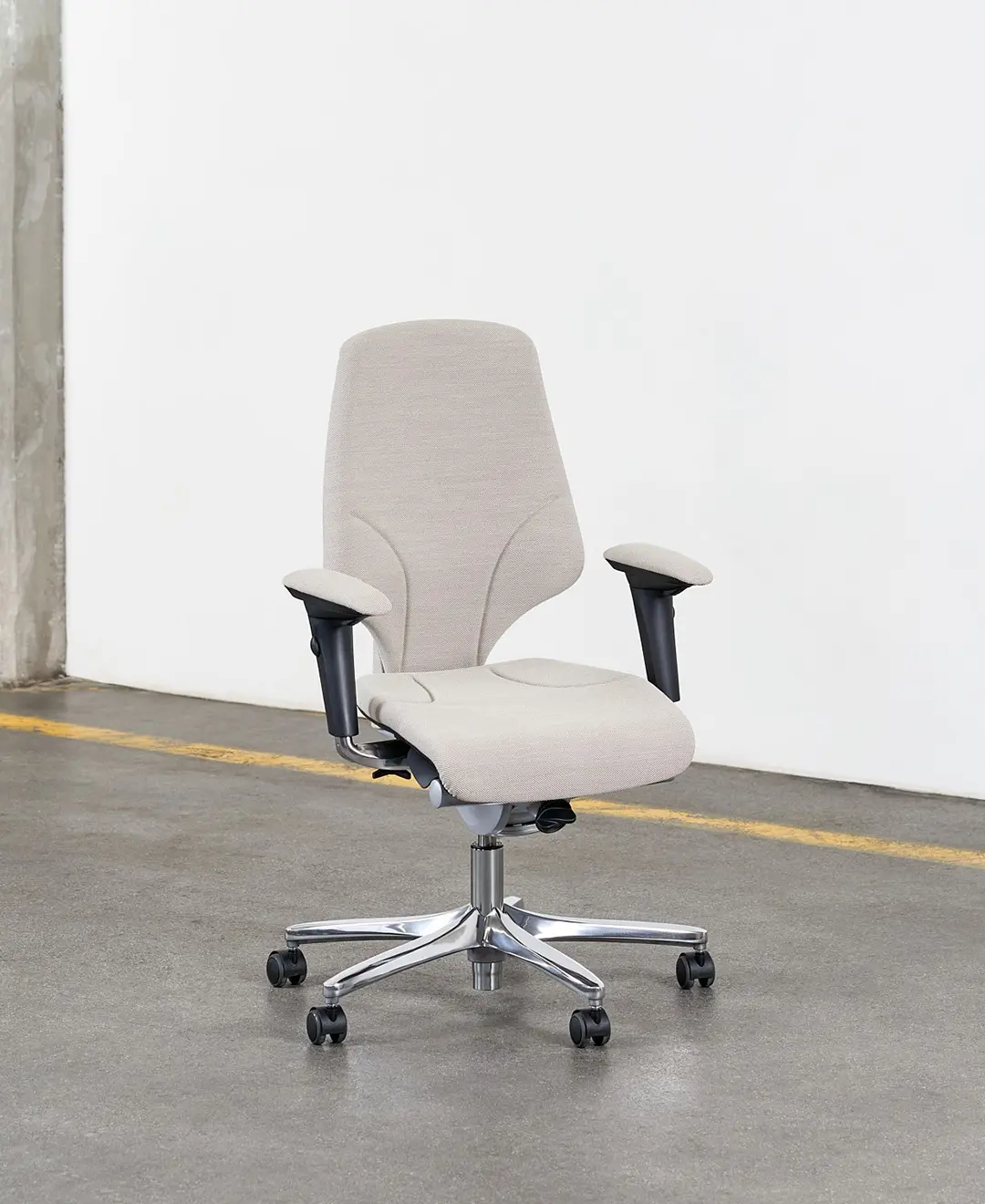 Siège ergonomique Giroflex, design moderne, soutien lombaire ajustable et assise confortable, idéal pour les espaces de travail professionnels