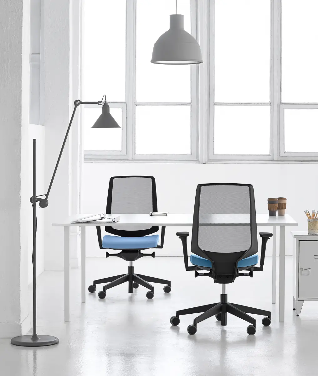 Siège ergonomique Profim, design moderne, soutien lombaire ajustable et assise confortable, idéal pour les espaces de travail professionnels