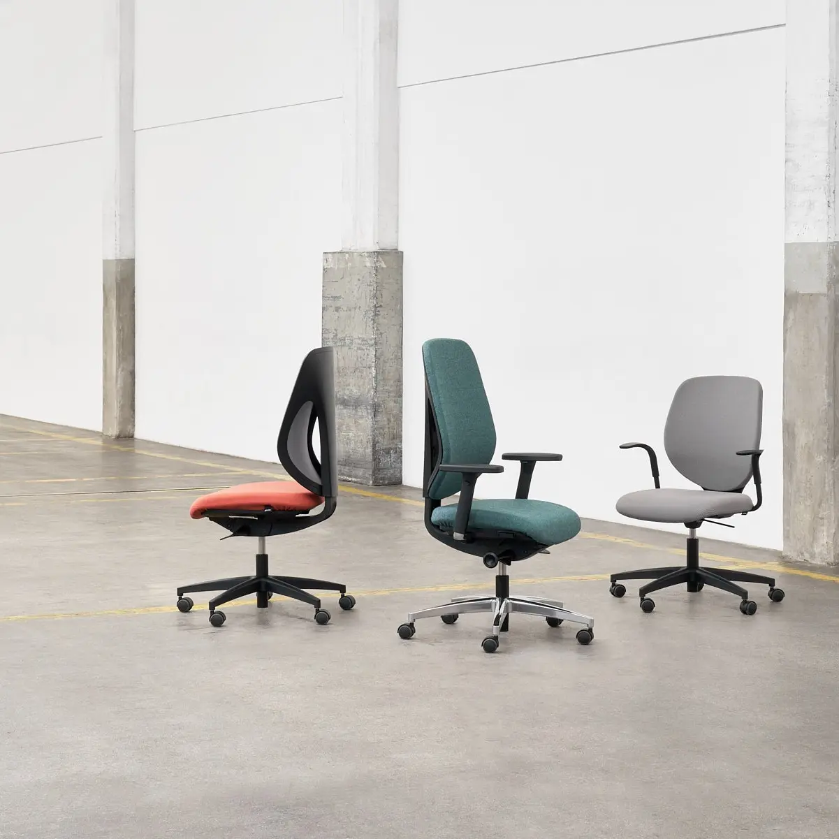 Siège ergonomique Giroflex, design moderne, soutien lombaire ajustable et assise confortable, idéal pour les espaces de travail professionnels