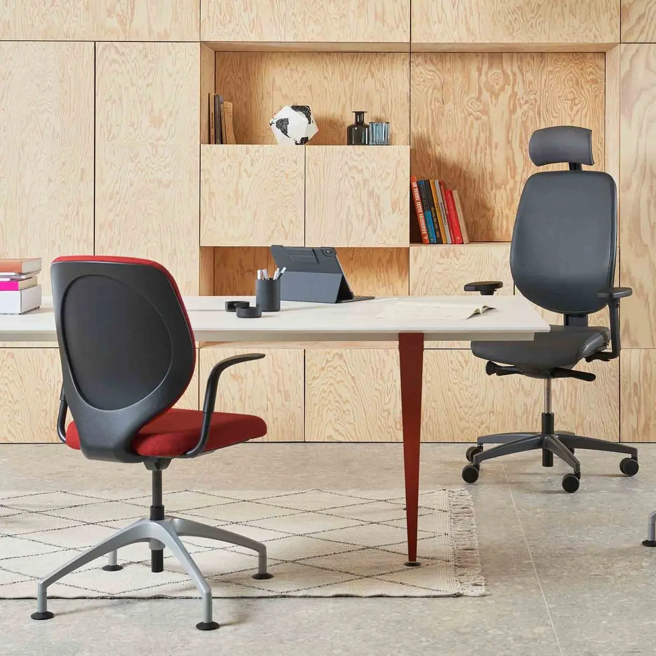 Siège ergonomique Giroflex, design moderne, soutien lombaire ajustable et assise confortable, idéal pour les espaces de travail professionnels