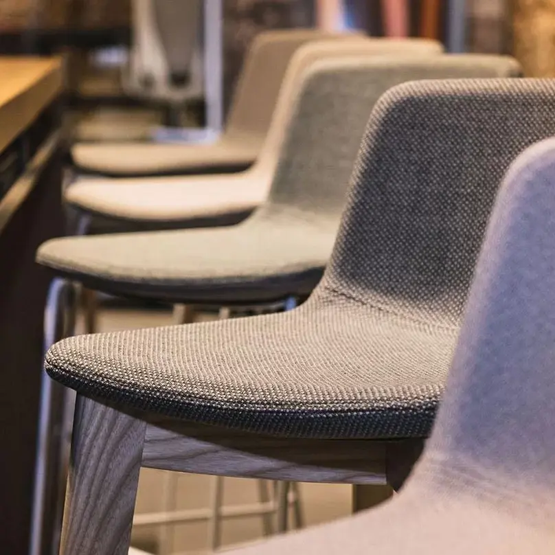 Tabourets hauts et poufs