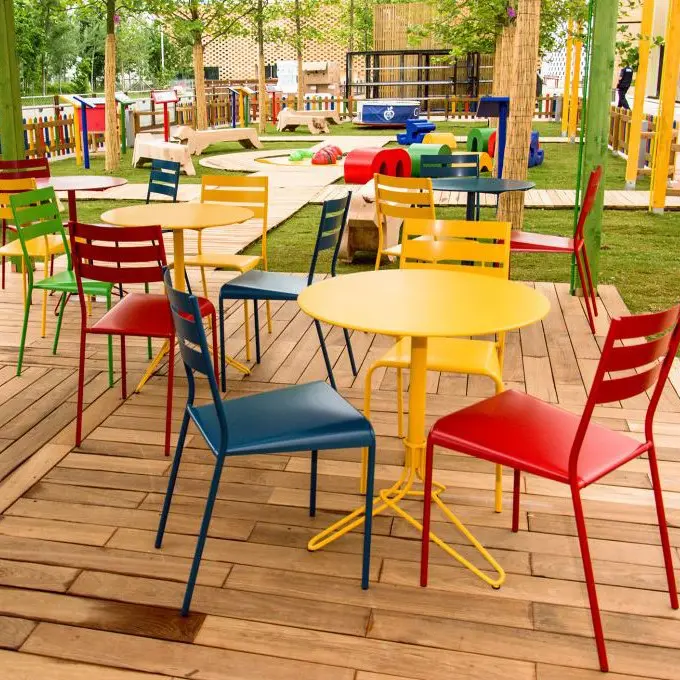 Mobilier outdoor coloré et robuste Fermob